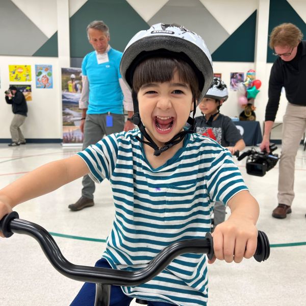 Donors presenting bikes to students 